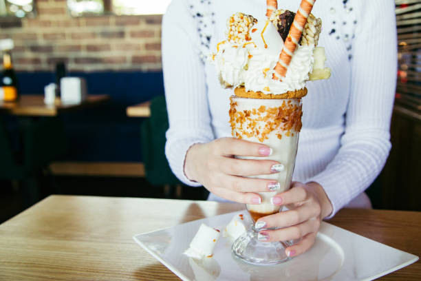 kobiece dłonie i deser. - waffle eating meal food and drink zdjęcia i obrazy z banku zdjęć