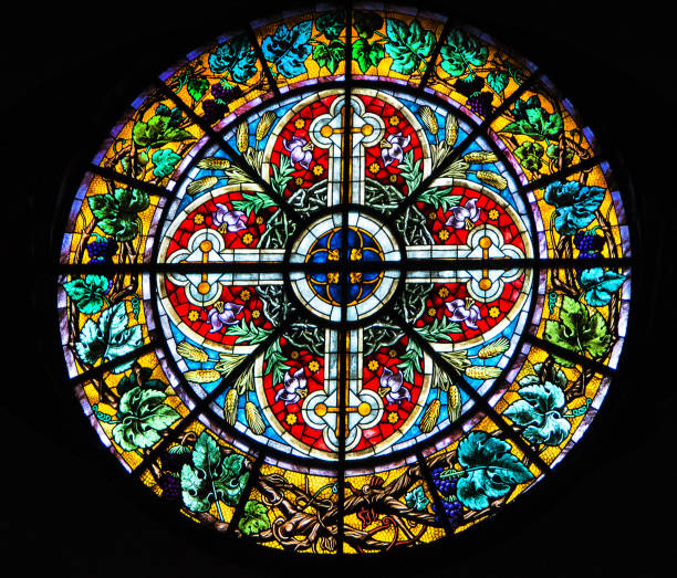 fenêtre en verre teinté rosette antique dans la cathédrale du dôme de riga - church window rose window old photos et images de collection