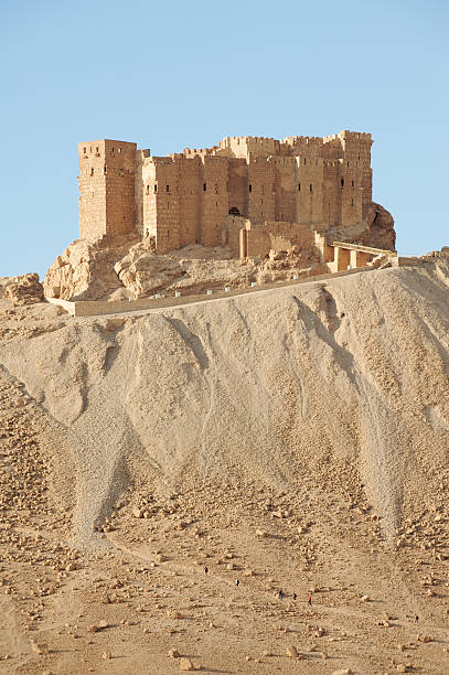 замок на вершине холма в сирии пальмира - arabian peninsula стоковые фото и изображения