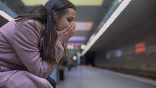 mujer desesperada sufriendo ataque de ansiedad en la estación de metro, sintiéndose indefenso - aterrorizado fotografías e imágenes de stock