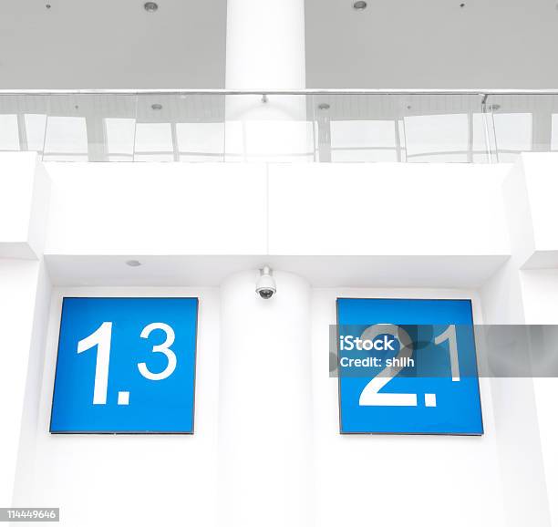 Guida Simbolo Della Parete - Fotografie stock e altre immagini di Aeroporto - Aeroporto, Ambientazione interna, Bianco
