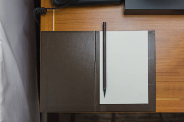 brązowy skórzany notatnik z czarnym ołówkiem na drewnianym stole - notebook page sheet paper zdjęcia i obrazy z banku zdjęć