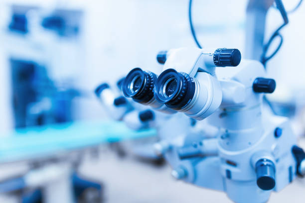 equipamento para a correção da visão a laser operando. sala de operação de oftalmologia - equipamento óptico - fotografias e filmes do acervo