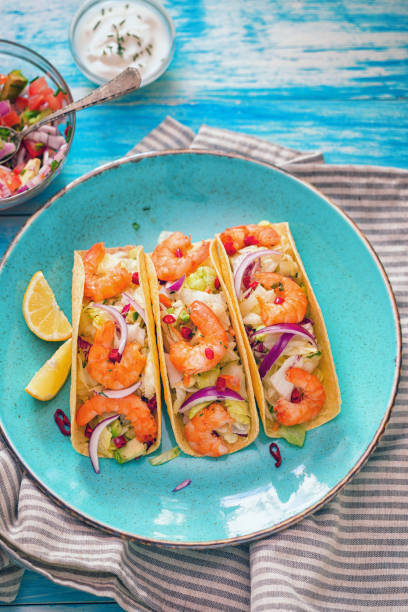 tacos di gamberi fatti in casa con insalata piccante di avocado - sandwich avocado prepared shrimp bread foto e immagini stock