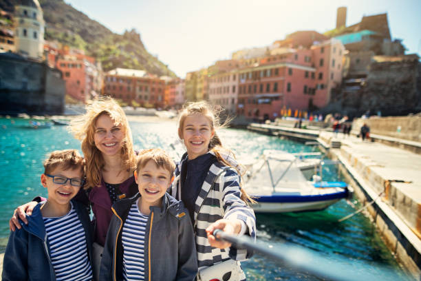 туристическая семья в вернацца, синке-терре, италия - italian culture women looking at camera cheerful стоковые фото и изображения