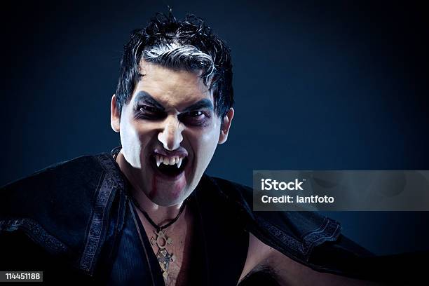 Vampiro - Fotografias de stock e mais imagens de Adulto - Adulto, Agressão, Assassinar