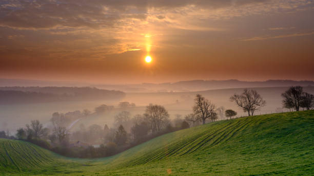 nascer do sol da mola sobre as penas sul perto de hambledon, hampshire, reino unido - non urban scene england rural scene hill range - fotografias e filmes do acervo