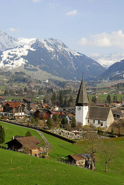szwajcarska krajobraz w wiosennym - swiss culture european alps gstaad village zdjęcia i obrazy z banku zdjęć