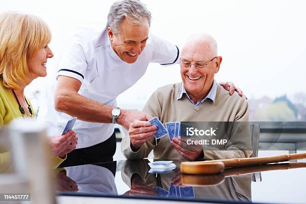 Elderly 커플입니다 게임하기 카드 카드-여가활동 게임에 대한 스톡 사진 및 기타 이미지 - 카드-여가활동 게임, 노인 남자, 놀기