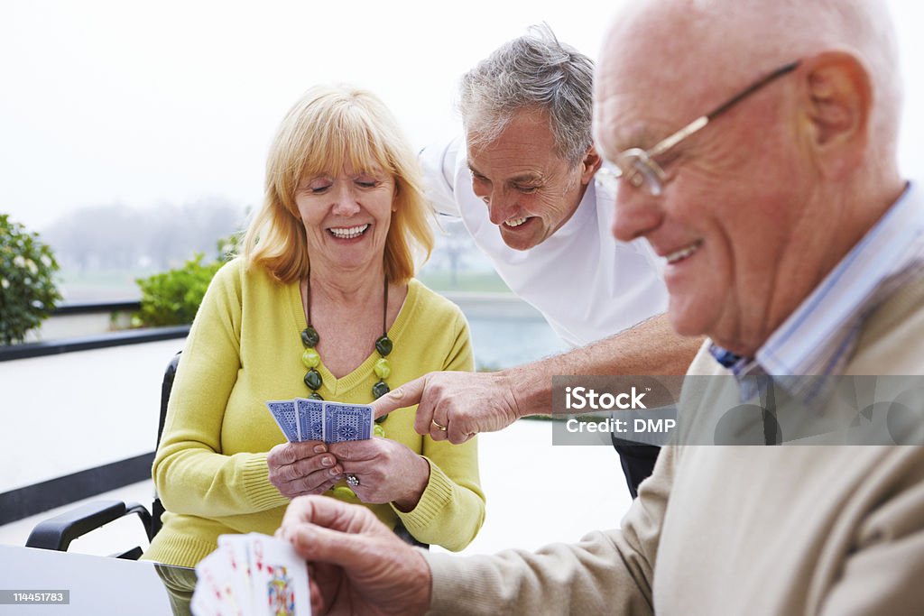 Elderly 커플입니다 게임하기 카드 - 로열티 프리 50-59세 스톡 사진