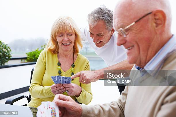 Elderly 커플입니다 게임하기 카드 50-59세에 대한 스톡 사진 및 기타 이미지 - 50-59세, 60-69세, 70-79세