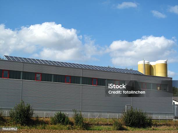 Fabrik Mit Solarzellen Stockfoto und mehr Bilder von Bauwerk - Bauwerk, Dach, Fabrik