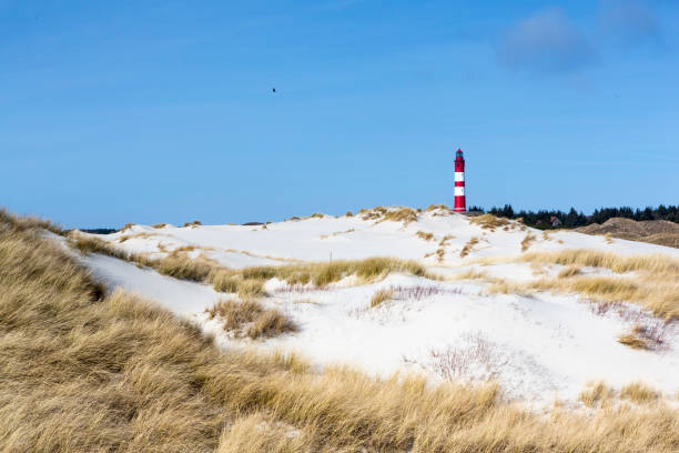 farol vermelho e branco no monte - lighthouse storm sea panoramic - fotografias e filmes do acervo