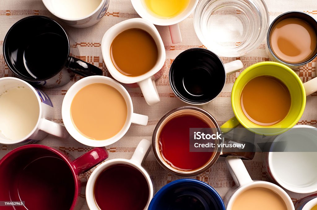 mugs ofrece bebidas - Foto de stock de Té - Bebida caliente libre de derechos