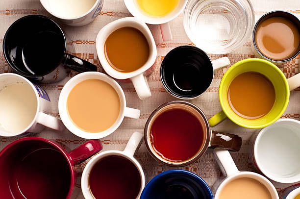 mugs ofrece bebidas - bebida caliente fotografías e imágenes de stock