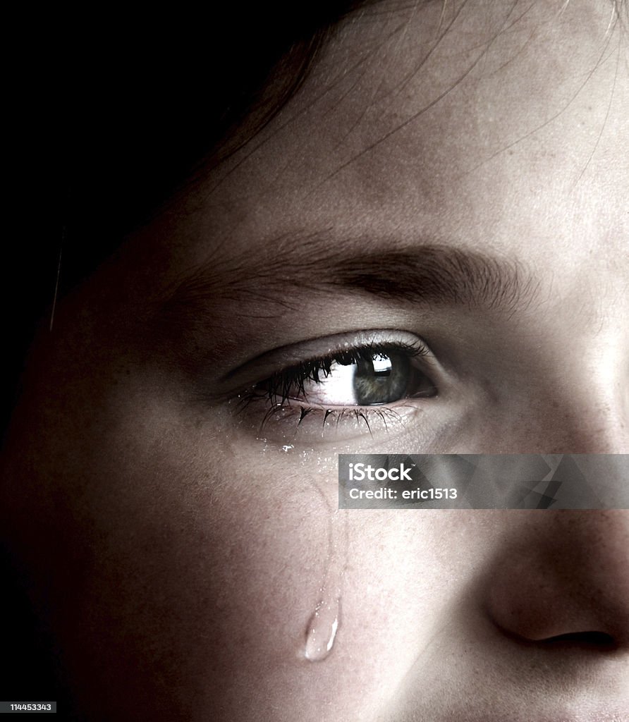 Ragazza piange con lacrima sulla guancia - Foto stock royalty-free di Piangere