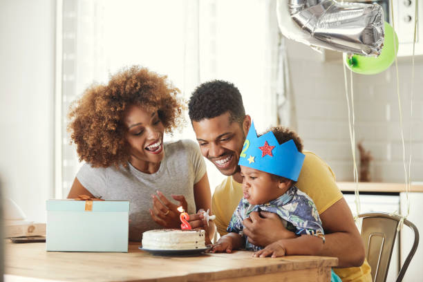 familia emocionada celebrando cumpleaños en casa - cake birthday domestic kitchen child fotografías e imágenes de stock