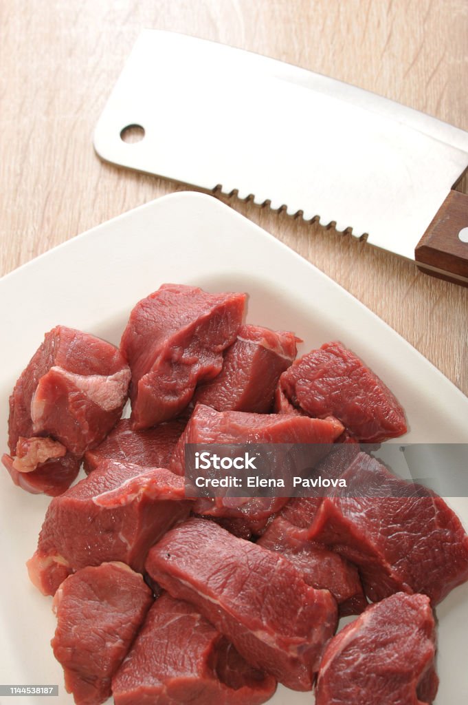 Sobre Un Plato Blanco Rebanadas De Cruda Hay Un Para Cortar Carne Foto de stock y más de imágenes de Alimento - iStock