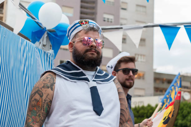 バレンシア、スペイン-6 月16日、2018: ゲイプライドデーパレードの間に船乗りの格好をしたひげを生やした男 - group sex ストックフォトと画像
