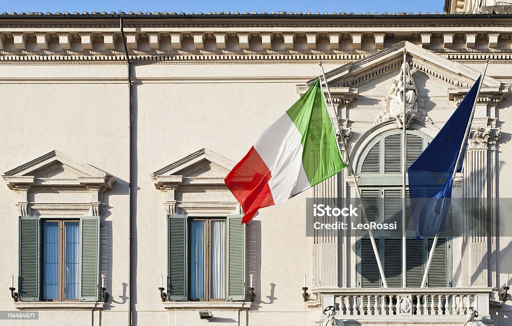 Su Roma: Residenza presidenziale Quirinale con Bandiera della Repubblica italiana, Italia - Foto stock royalty-free di Bandiera