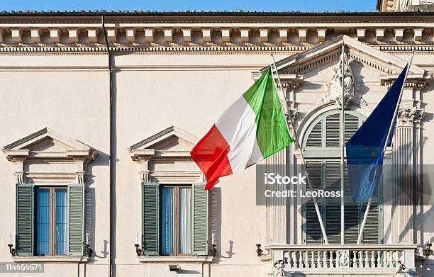 Su Roma Residenza Presidenziale Quirinale Con Bandiera Della Repubblica Italiana Italia - Fotografie stock e altre immagini di Bandiera