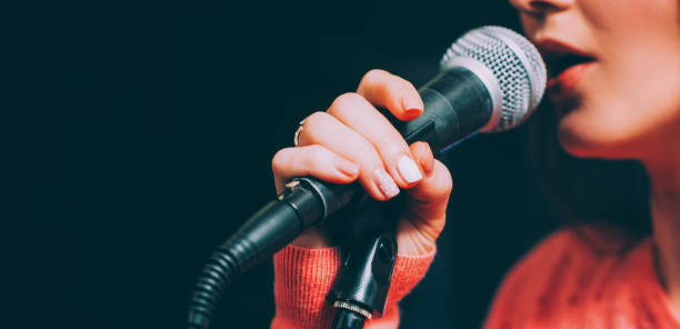 cantante micrófono vocal talent show musical recital - music microphone singer stage fotografías e imágenes de stock