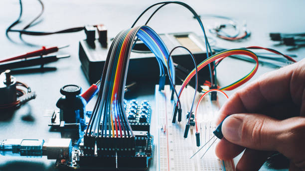 microcontroller electronic breadboard hardware - resistor electrical component electronics industry electricity imagens e fotografias de stock