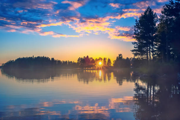 летний ночной закат из соткамо, финляндия. - midnight sun стоковые фото и изображения