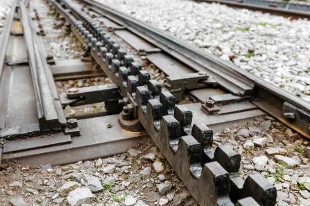 dettaglio di una ferrovia a cremagliera in montagna - rack railway foto e immagini stock