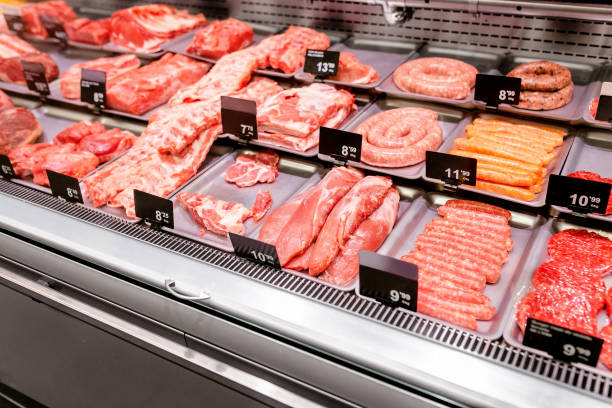 verschiedene fleischsorten im shop oder supermarkt - butchers shop meat sausage store stock-fotos und bilder