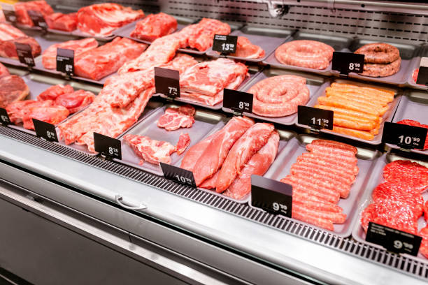 vari tipi di carne in mostra in negozio o supermercato - butchers shop meat market pork foto e immagini stock