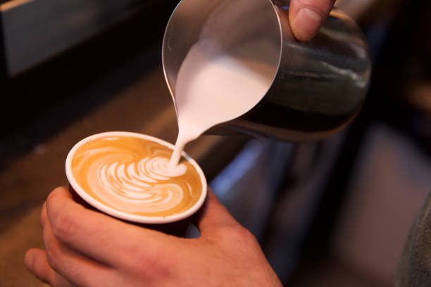 barista che fa il caffè - pouring coffee human hand cup foto e immagini stock