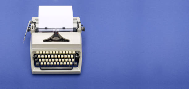 typewriter from the 70s with blank paper on blue background. - typing typewriter keyboard typewriter concepts imagens e fotografias de stock