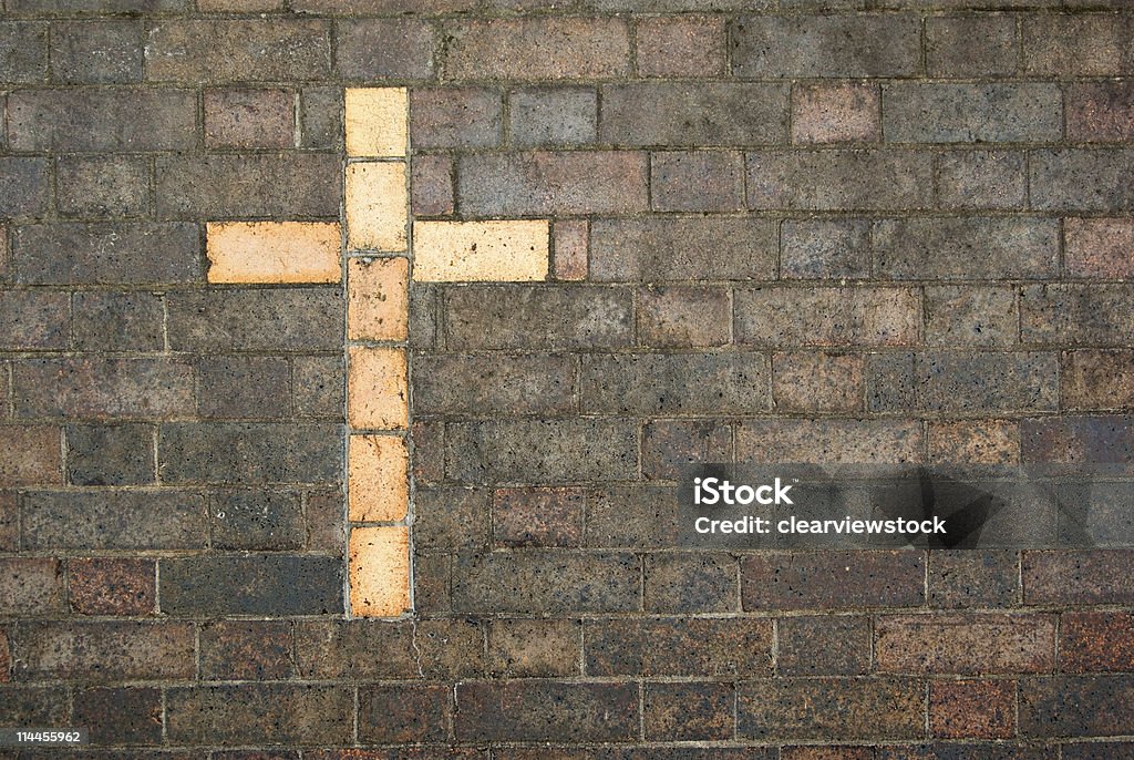 Cruce de cristo construido en una pared de ladrillos - Foto de stock de Arquitectura libre de derechos