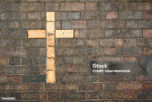 Cruce De Cristo Construido En Una Pared De Ladrillos Foto de stock y más banco de imágenes de Arquitectura