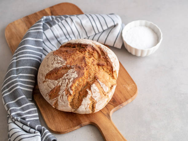 fresh loaf of bread on a cutting board and salt - pão fresco imagens e fotografias de stock