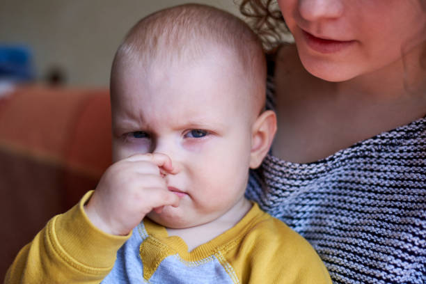 pequeño chico gracioso con el dedo en la nariz - picking nose fotografías e imágenes de stock