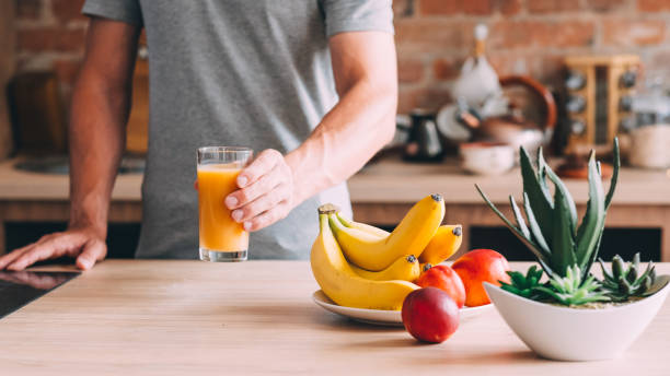 gesunde gewohnheit ausgewogene ernährung bio-fruchtsaft - sport food exercising eating stock-fotos und bilder