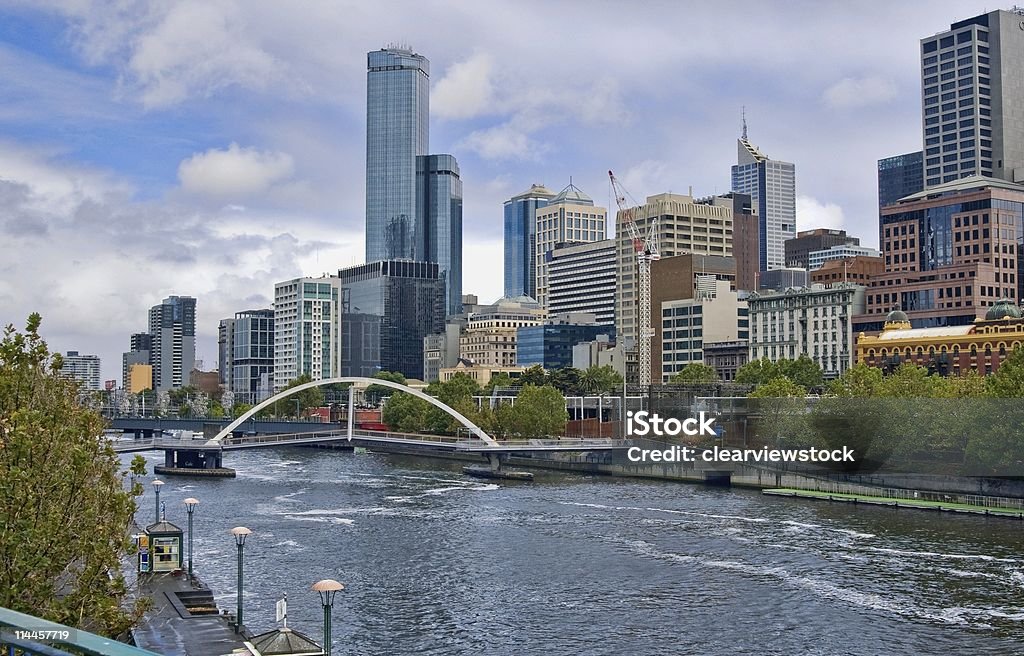 Rio yarra, na cidade de melbourne - Foto de stock de Arranha-céu royalty-free