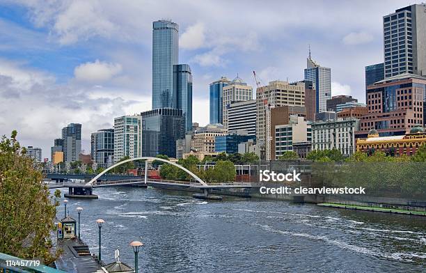 Foto de Rio Yarra Na Cidade De Melbourne e mais fotos de stock de Arranha-céu - Arranha-céu, Austrália, Capitais internacionais