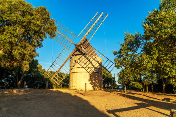 stary wiatrak les moulins de paillas, w pobliżu saint tropez, cote d azure, francja - cote de azure zdjęcia i obrazy z banku zdjęć