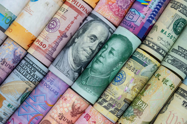 banconota yuan in dollari usa e cina con banconote multi-paesi. il suo è il simbolo della crisi della guerra commerciale tariffaria o degli affari sleali di 2 maggiori paesi economici del mondo. - mao tse tung foto e immagini stock
