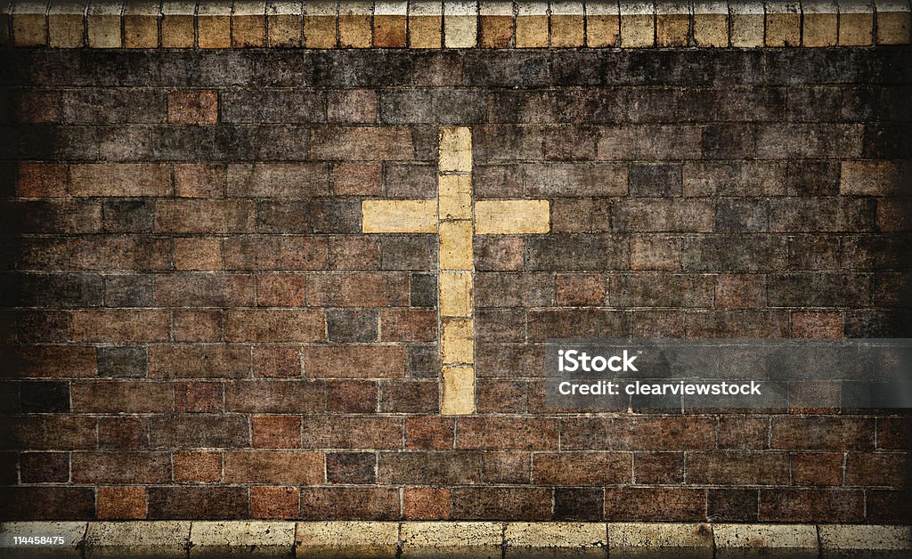 Cruz cristã na parede de tijolos - Foto de stock de Cruz - Objeto religioso royalty-free