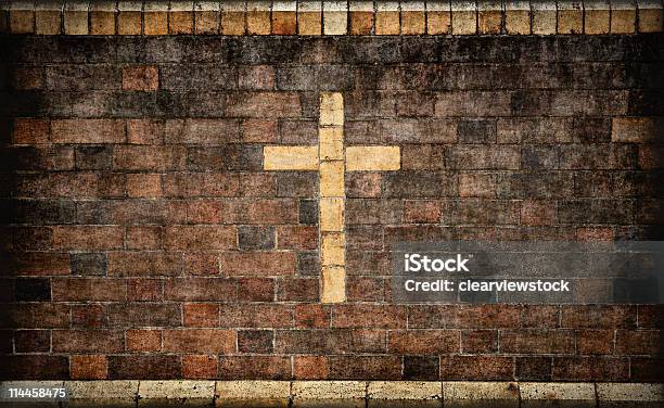 Foto de Cruz Cristã Na Parede De Tijolos e mais fotos de stock de Cruz - Objeto religioso - Cruz - Objeto religioso, Parede de tijolo, Cristianismo