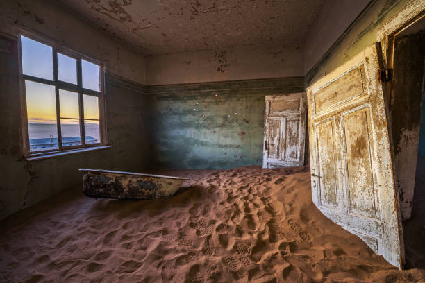 ruínas da cidade de mineração kolmanskop no deserto de namib perto de luderitz em namíbia - luderitz city - fotografias e filmes do acervo