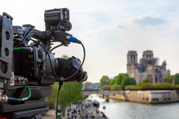 broadcasting in paris - movie location imagens e fotografias de stock