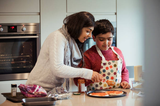 ピザ作りが楽しい - mother son family cooking ストックフォトと画像