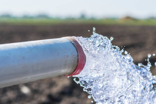 zoet drinkwater wordt spoelen uit ground b zware diesel hogedruk waterbuis goed op landbouw velden - putten stockfoto's en -beelden