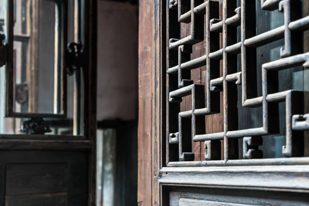 traditionelles fenster aus holz in china - shanghai temple door china stock-fotos und bilder