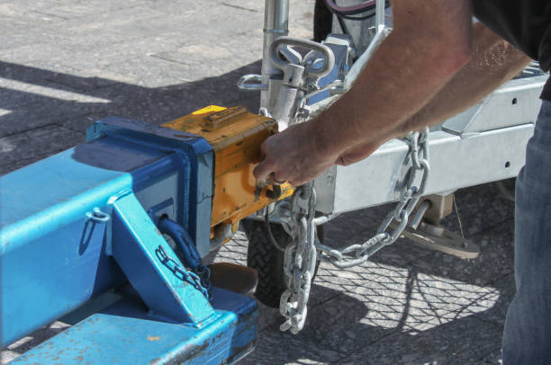 equipe a fixação de uma corrente em um engate industrial em um reboque-close-up - tow truck fotos - fotografias e filmes do acervo